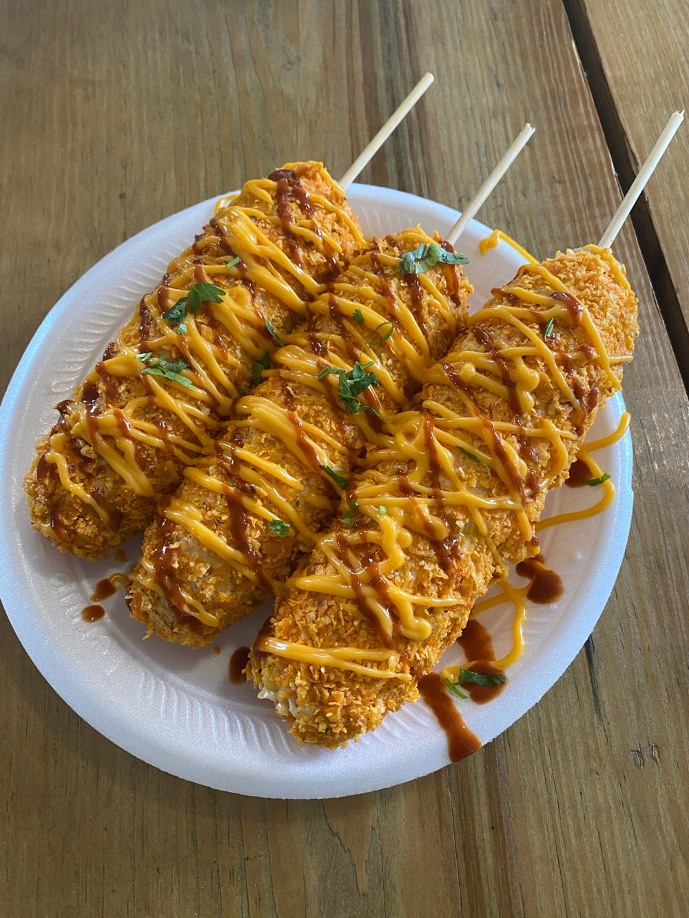 Tres elotes de PIFAS con cobertura crujiente y queso cheddar