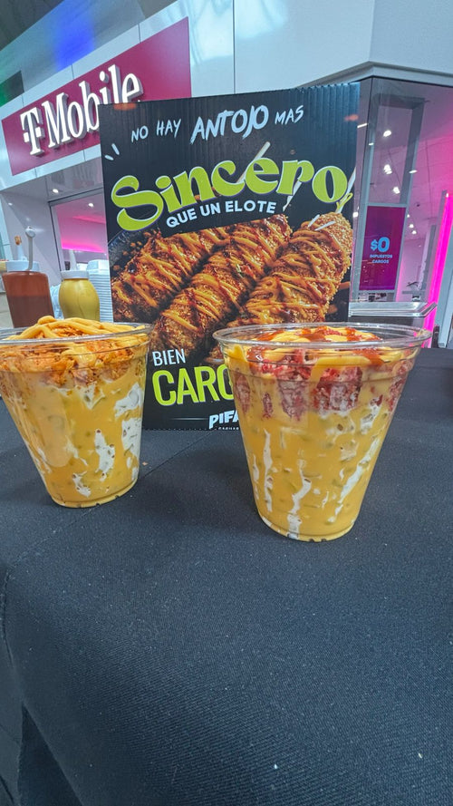 Esquites PIFAS en dos vasos con maíz, cobertura crujiente, queso cheddar y salsas. Fotografía original del negocio.